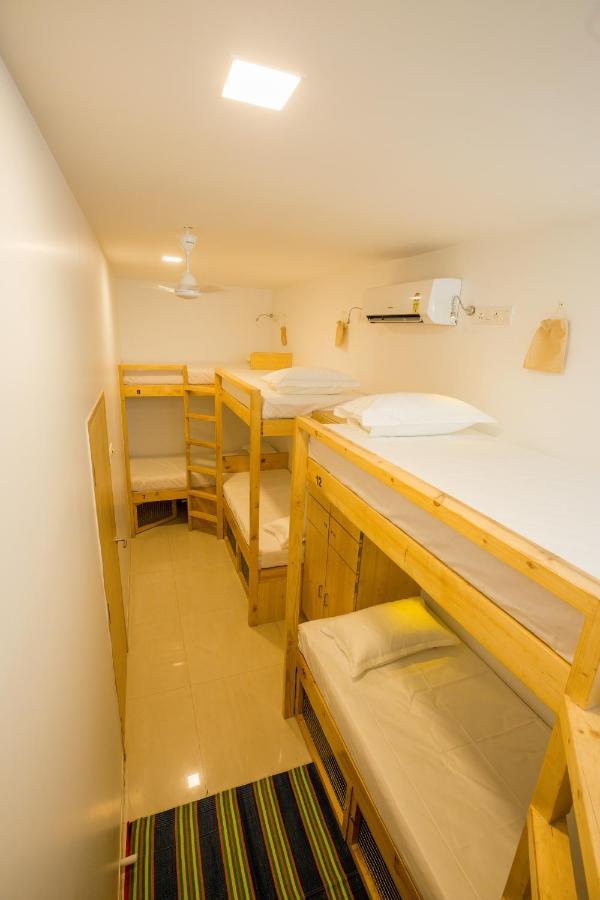 Nap Manor Hostels Мумбаи Экстерьер фото
